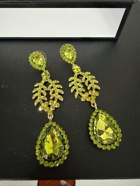 Green Crystal Teardrop Leaf Dangle Earrings